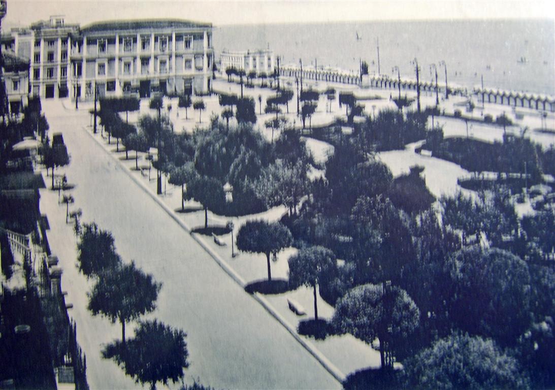 Piazza 1° Maggio è già entrata nella storia per lo sciagurato abbattimento nel 1963 del Teatro Pomponi (edificio sullo sfondo)