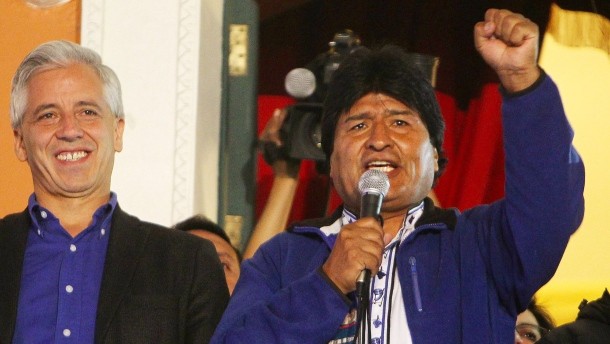 evo-morales-und-sein-stellvertreter-alvaro-garcia-linera-feiern-den-wahlsieg-in-la-paz